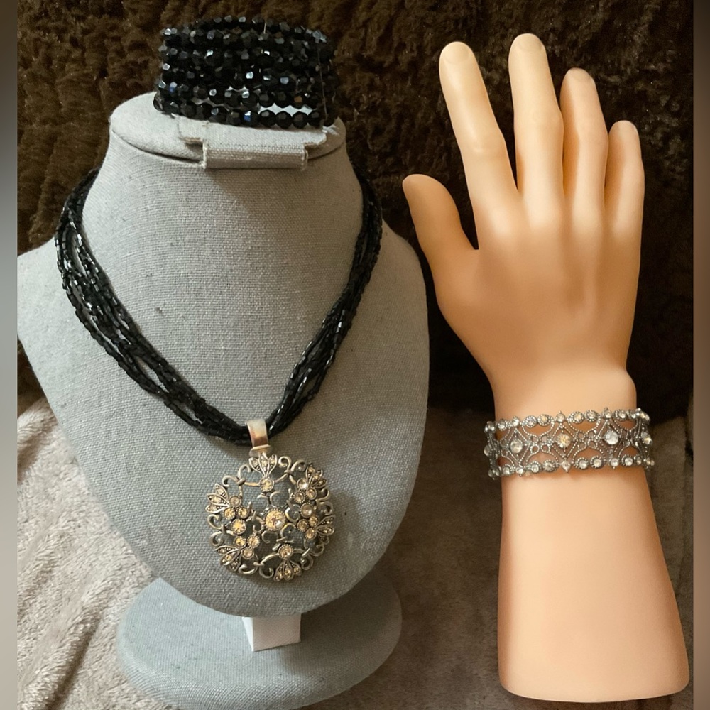 Premier Designs:silver toned gift set of silver pendant bead,necklace,bracelets